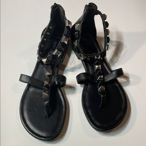 Rock & Republic Shoes - Rock & Republic Women’s Black Gladiator Thong Studded Zip Sandal Sz 9.5